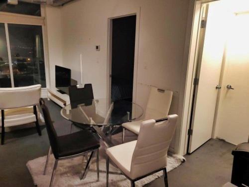 Furnished 1 Bedroom In East Village By Signature Suites Ltd 卡加利 外观 照片